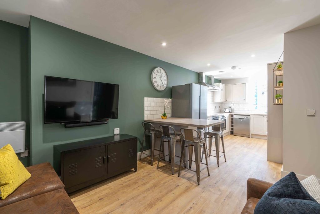 Property photo 1 of 19 Flat 1, 123 Walter Road Living Room 1