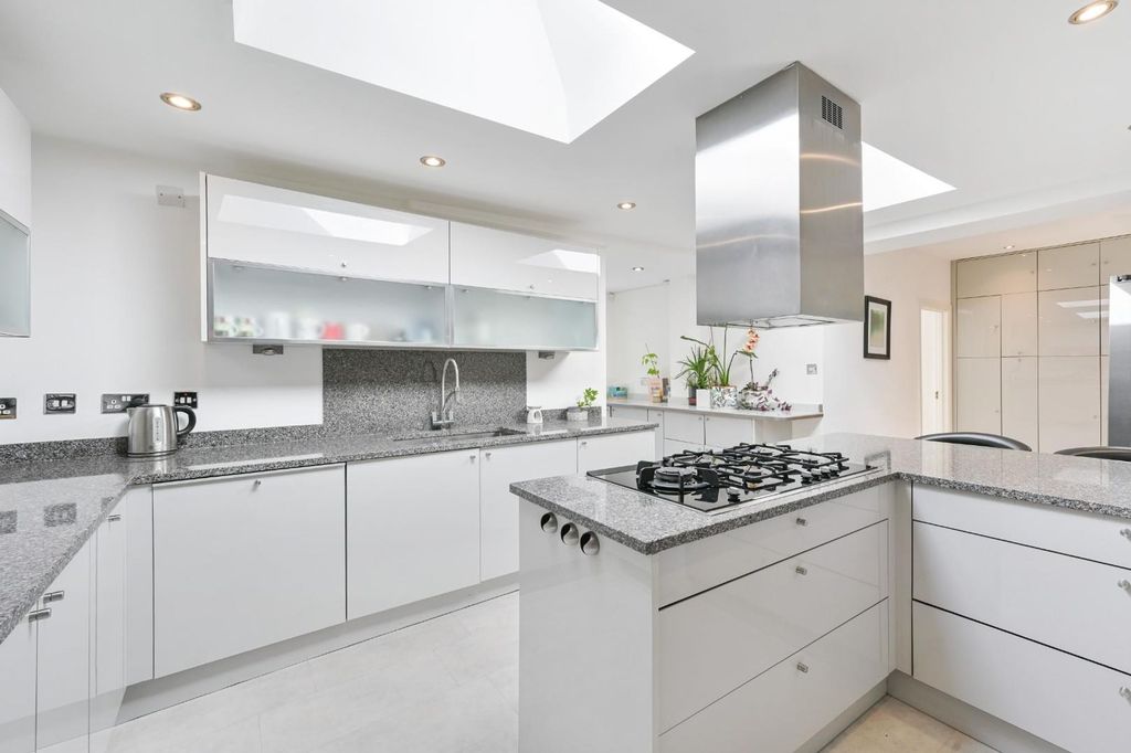 Property photo 2 of 20 Burgh Wood