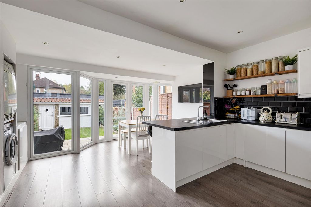 Property photo 2 of 39 Chigwell Road Ig8