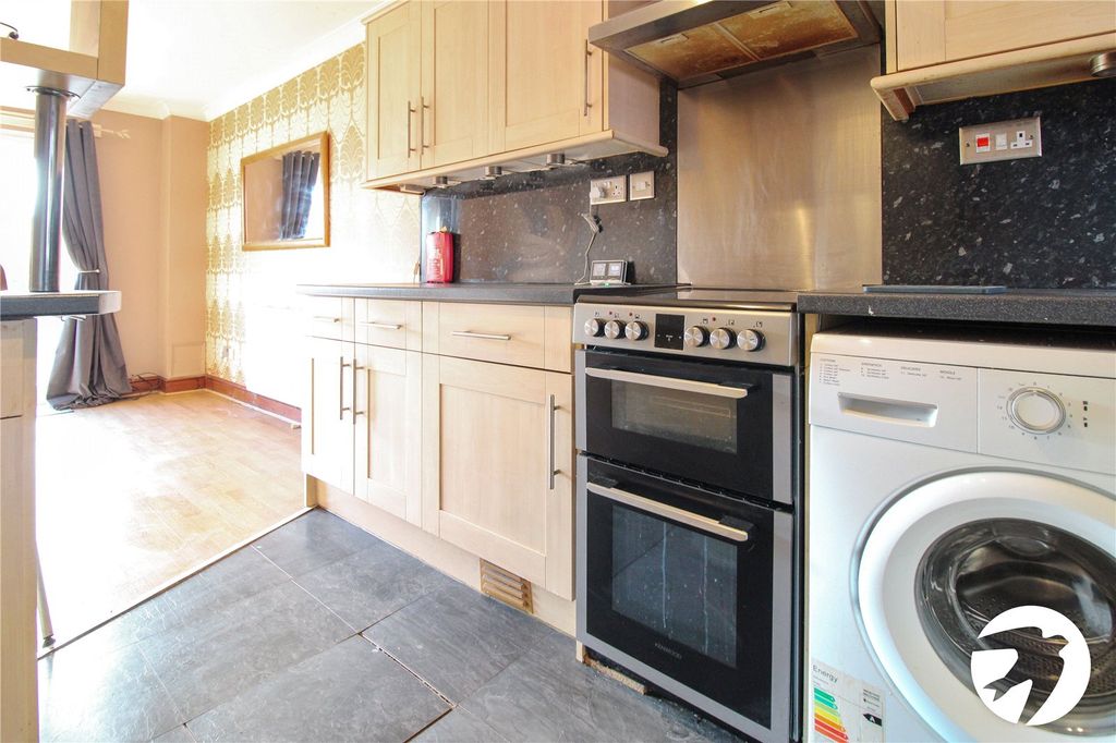Property photo 3 of 11 Kitchen
