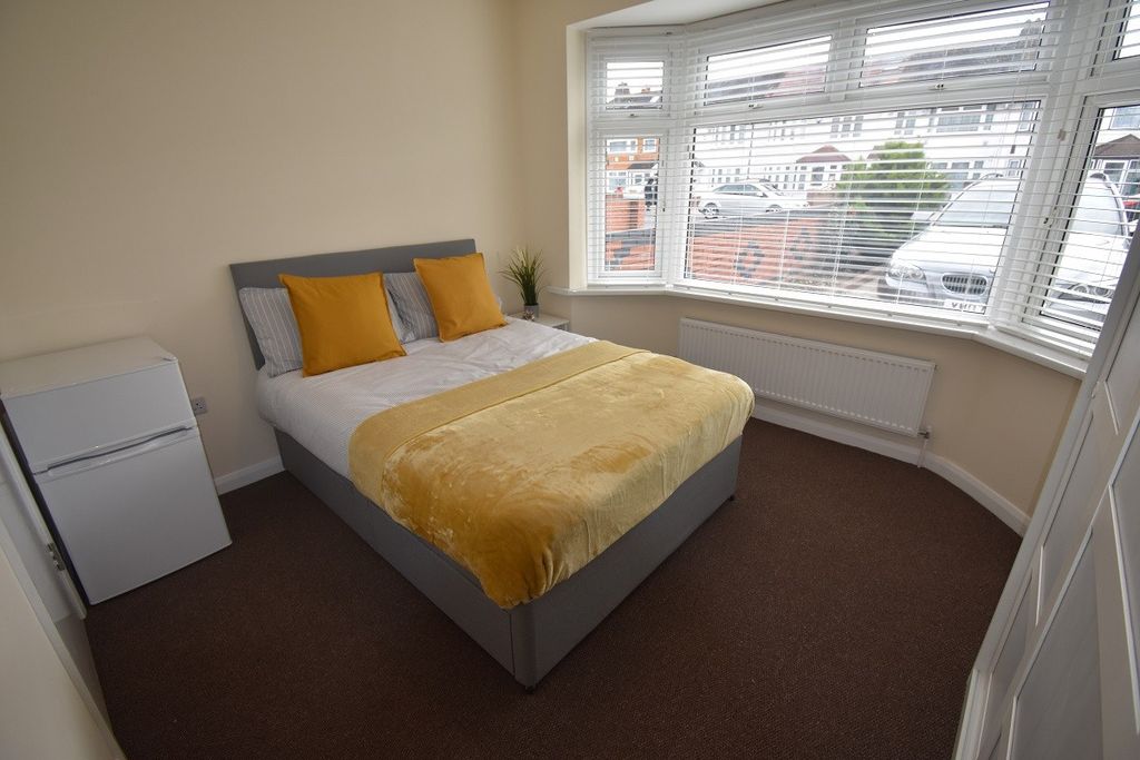 Property photo 1 of 7 Room To Rent Byron Avenue, Hounslow Tw46Lu