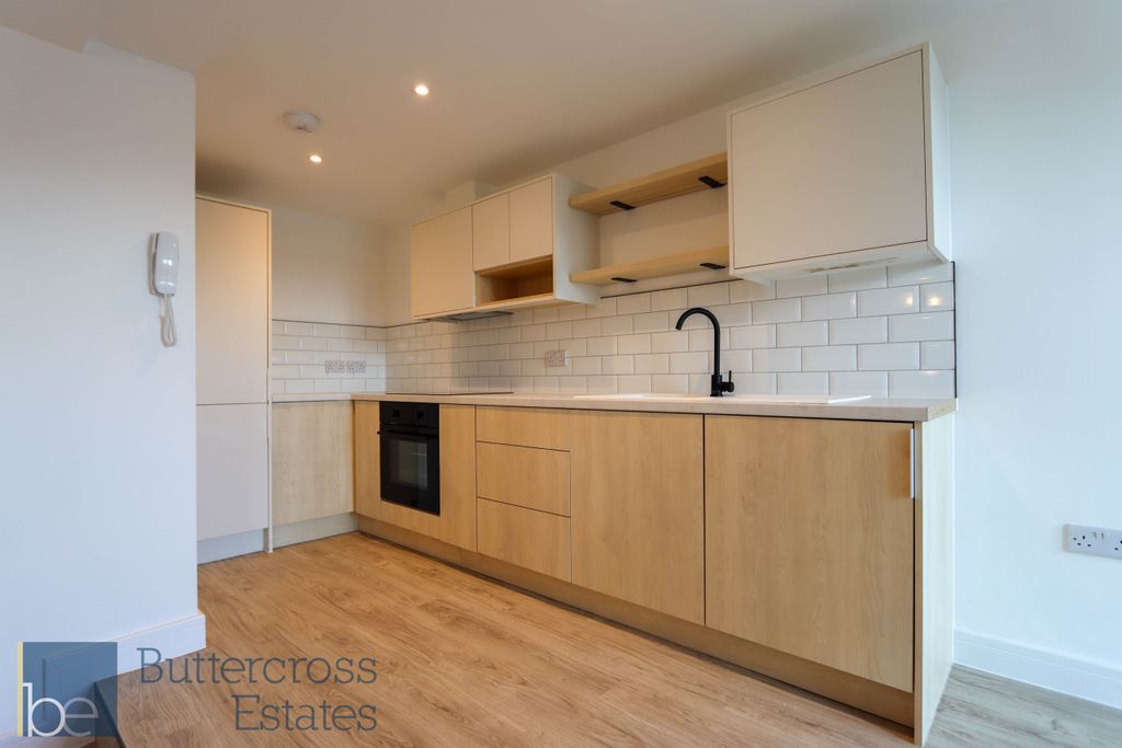 Property photo 3 of 11 Kitchen