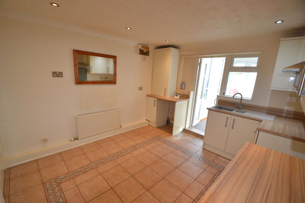 Property photo 3 of 18 Kitchen