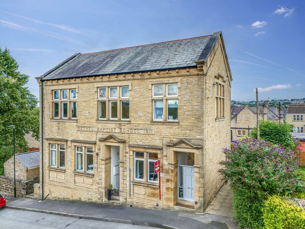 Property photo 1 of 18 3 St Andrews Close, Front
