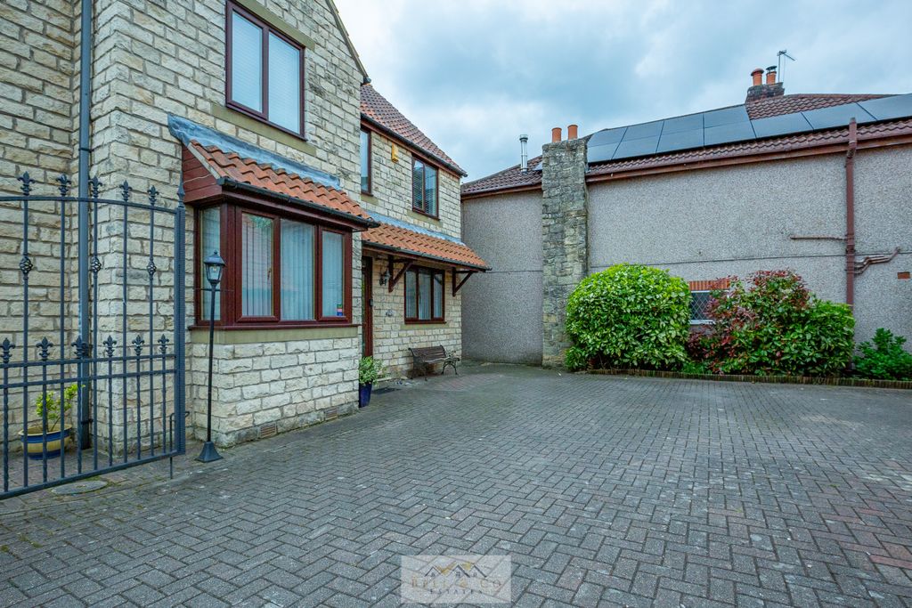 Property photo 3 of 38 Front Of House 1.3