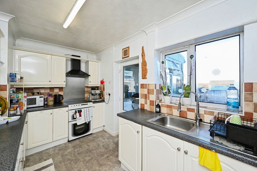 Property photo 3 of 24 Kitchen