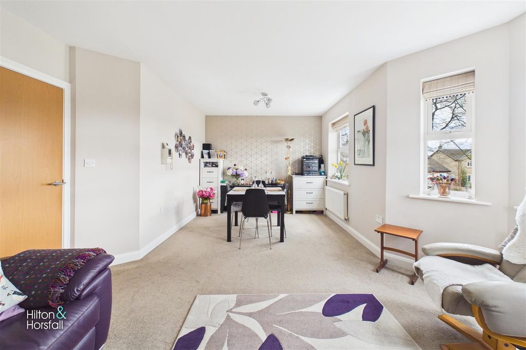 Property photo 3 of 14 Castle Court