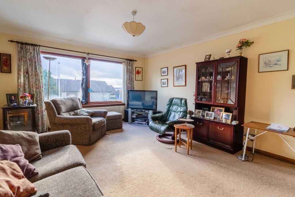 Property photo 3 of 13 Lounge