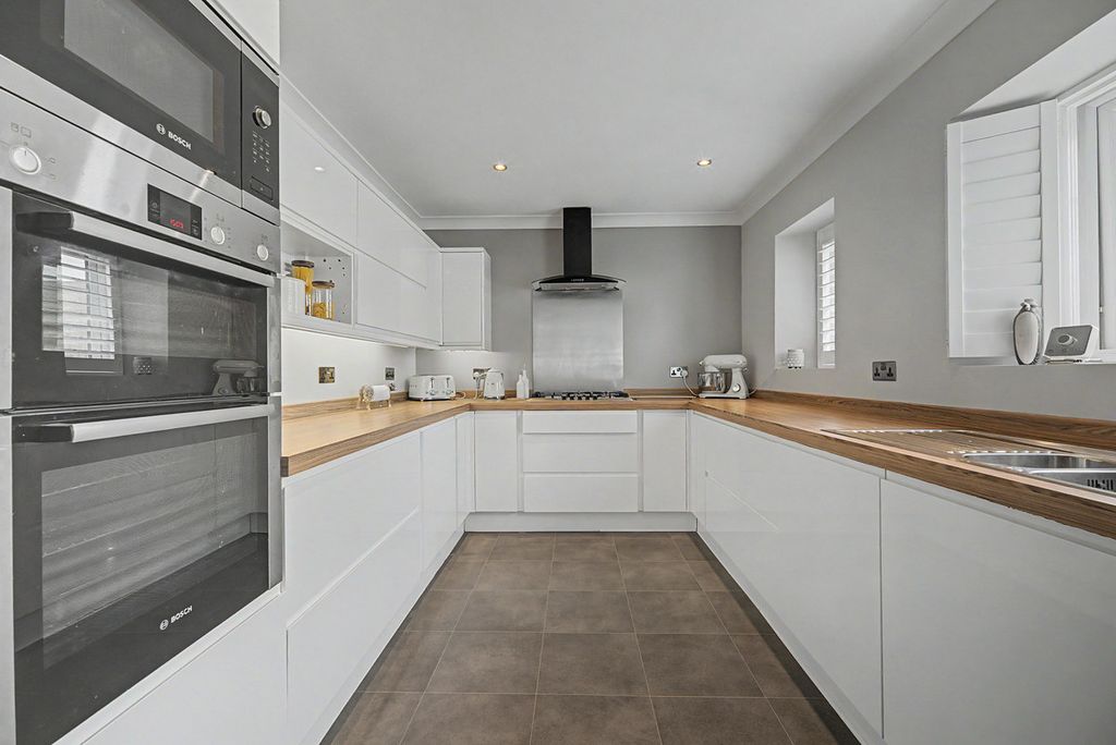 Property photo 3 of 37