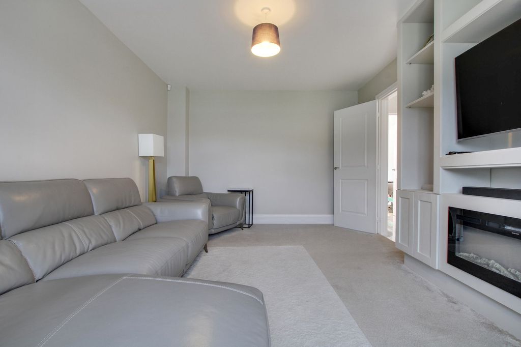 Property photo 3 of 33
