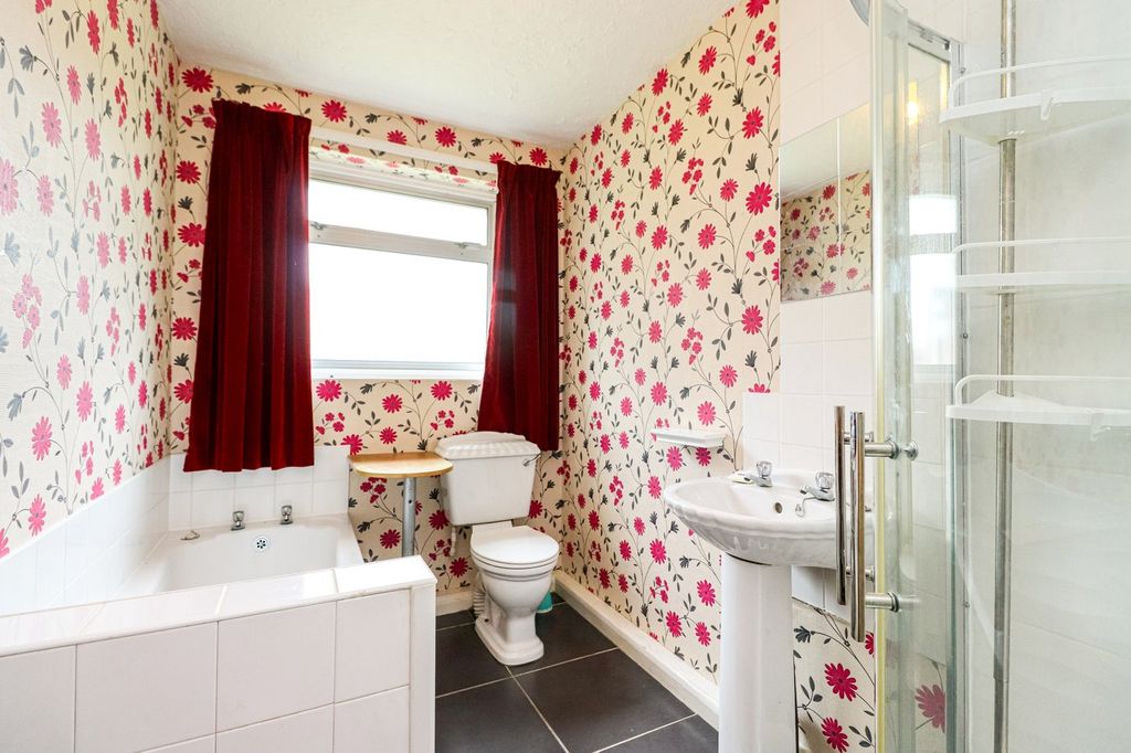 Property photo 3 of 18 Bathroom
