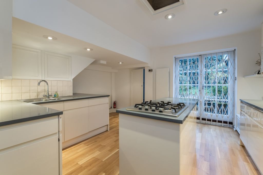 Property photo 3 of 19 Kitchen