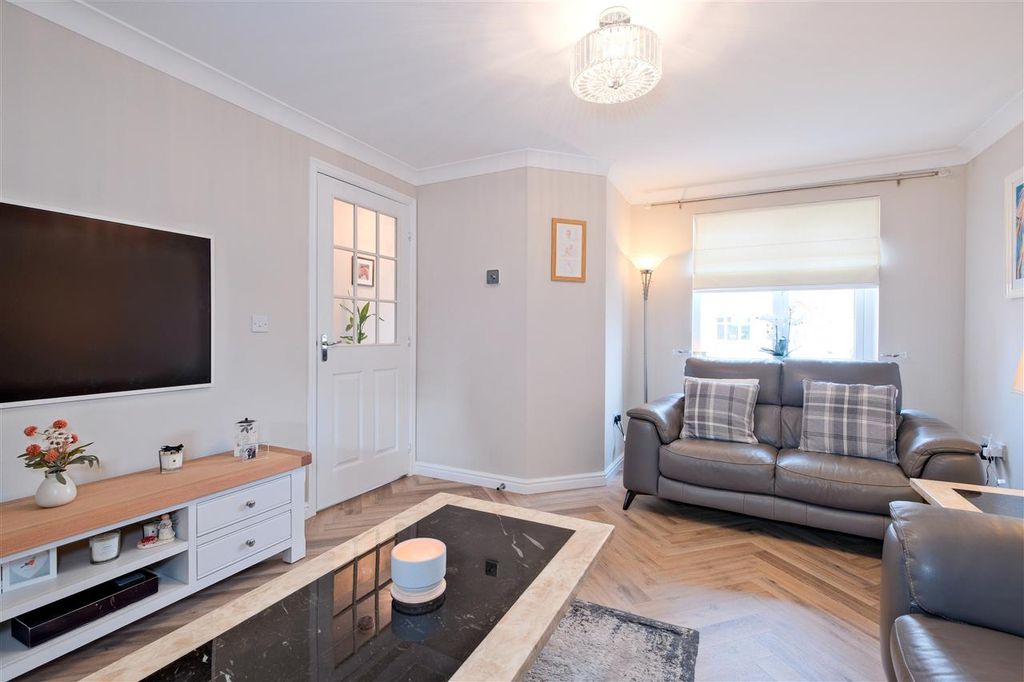 Property photo 2 of 17 Lounge