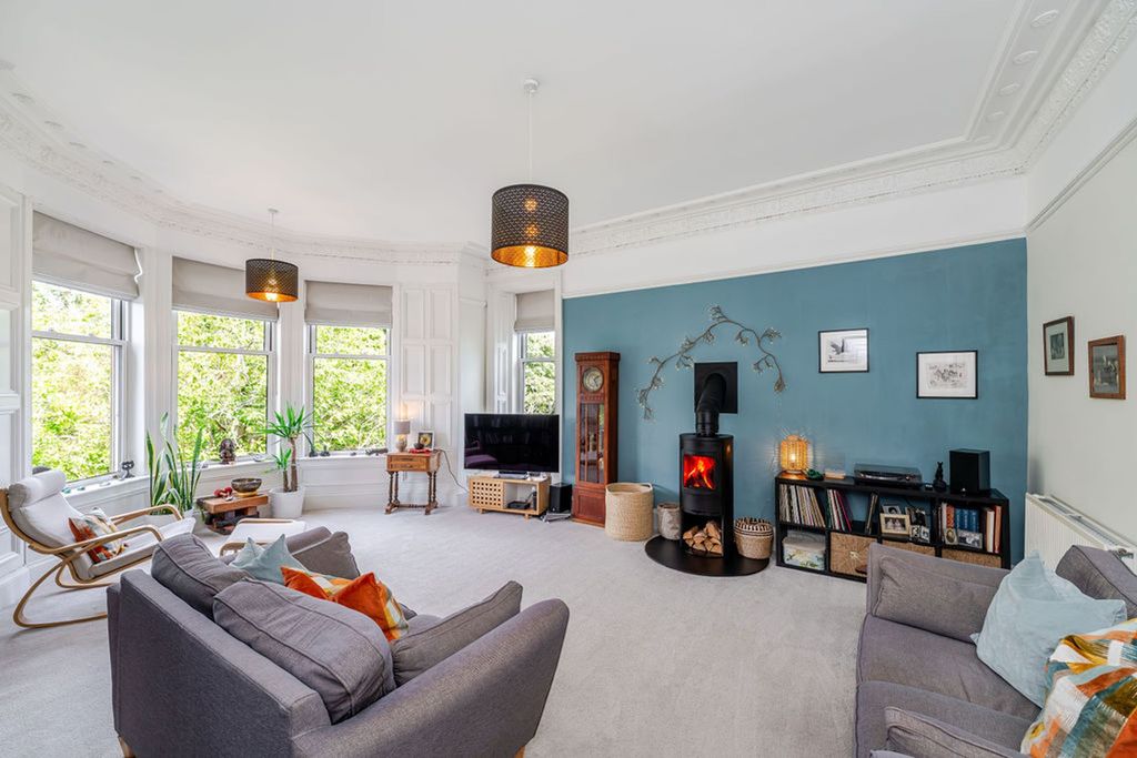 Property photo 3 of 70 Lounge 2