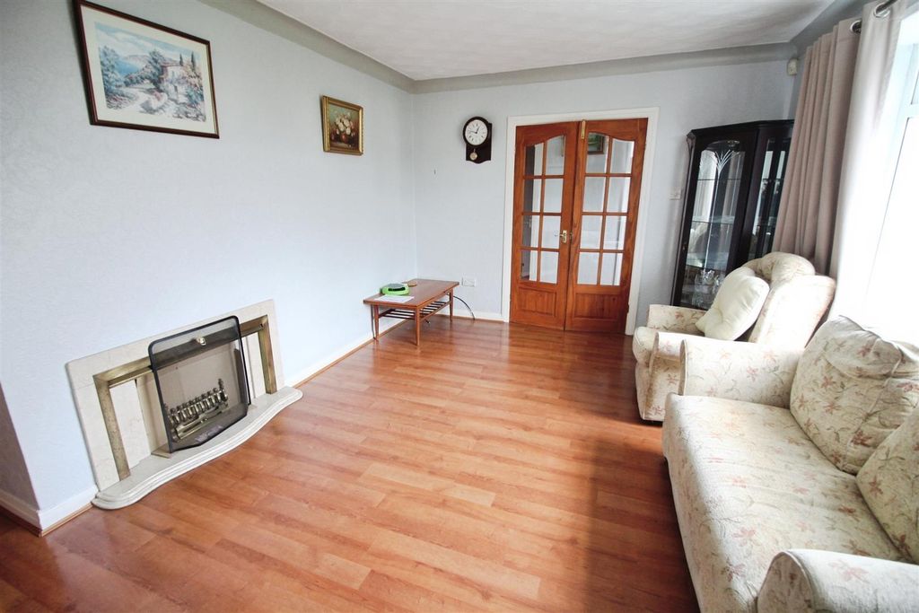 Property photo 2 of 18 Lounge