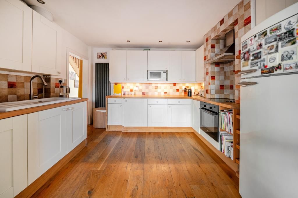 Property photo 3 of 18 Kitchen
