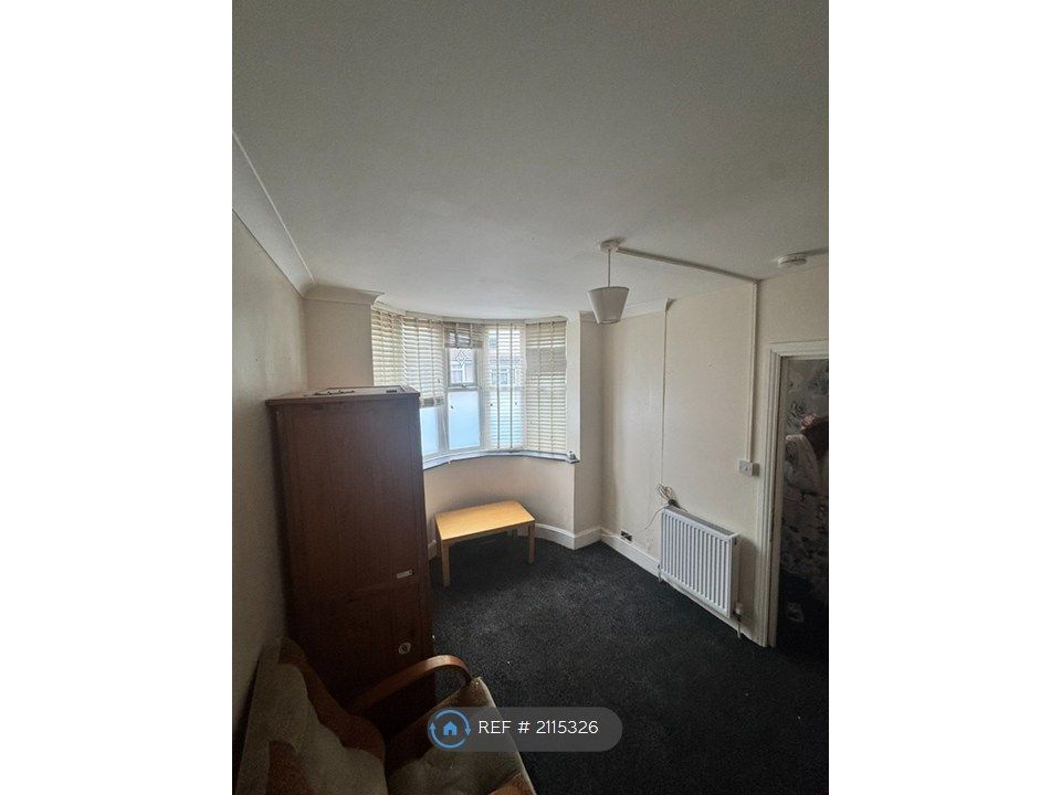 Property photo 3 of 8 1st Bedroom To Rent