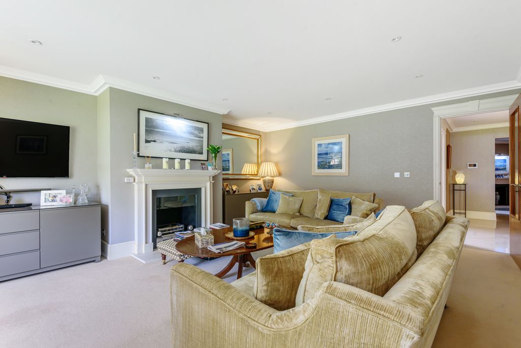 Property photo 2 of 15 Lounge