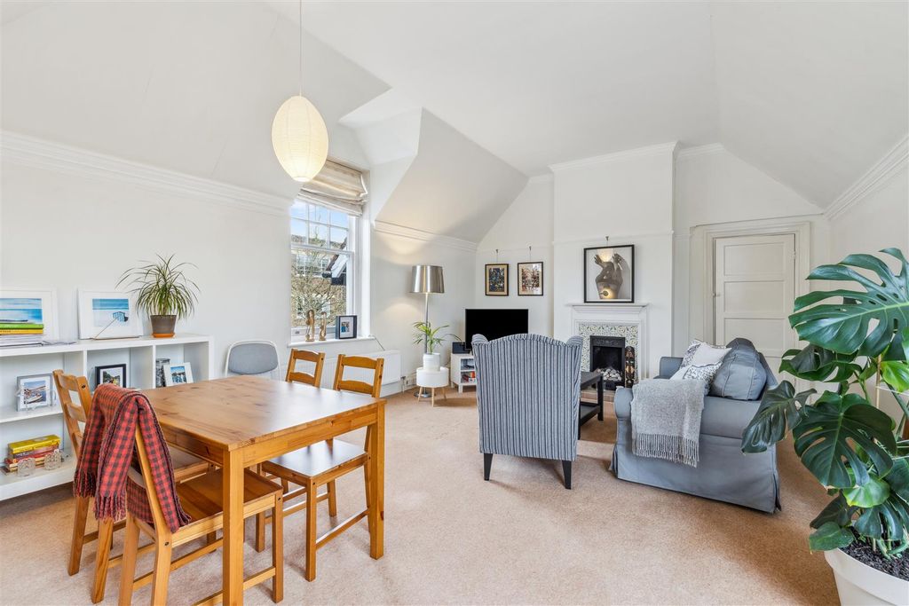 Property photo 2 of 14 Kara Lodge, W4 - For Sale