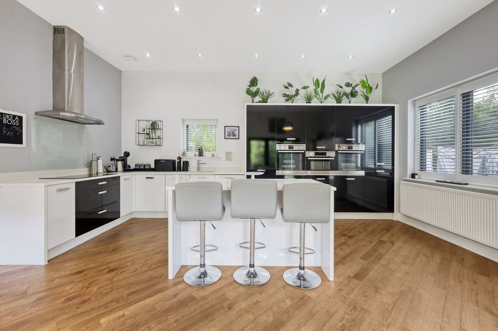 Property photo 2 of 25