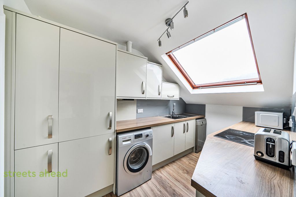 Property photo 3 of 16 523c3Ae4-17c1-441...
