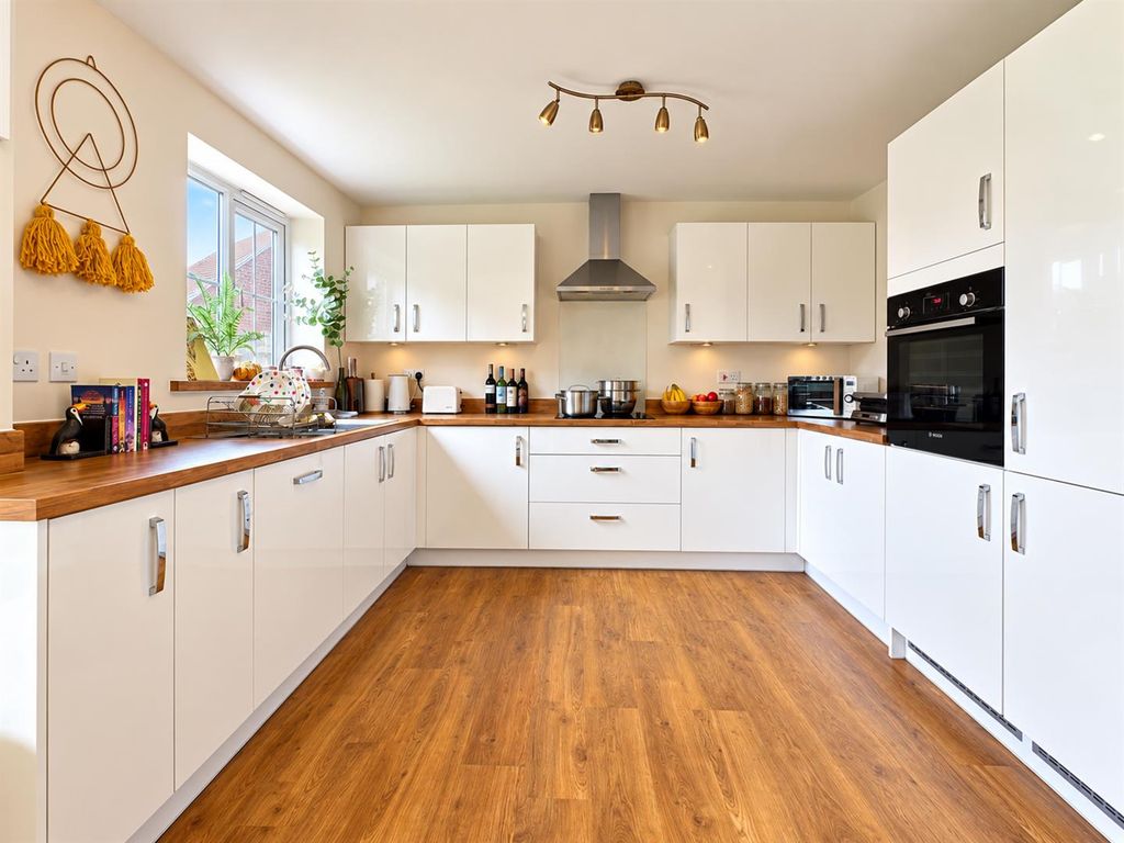 Property photo 3 of 22 Bright Modern U-Shaped Kitchen.Png