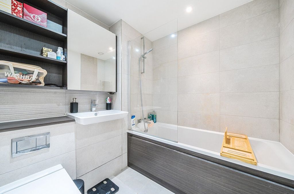 Property photo 2 of 7 Bathroom