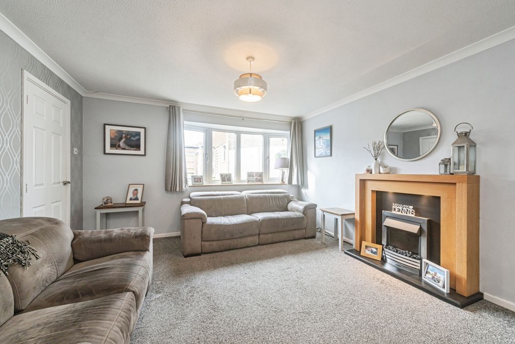 Property photo 2 of 36 Lounge