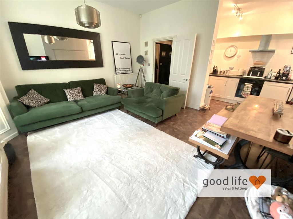 Property photo 3 of 19 20251016_105358257_Iosflat112Thornhillgardens.Jpg