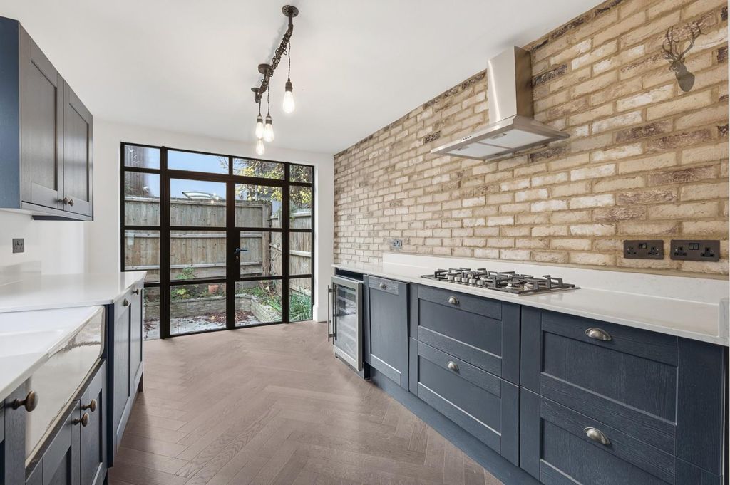 Property photo 3 of 28