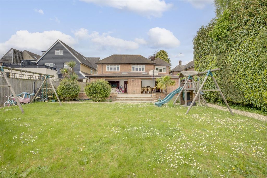 Property photo 2 of 14 27 Marlow Road, Hp11 1Ta-13.Jpg