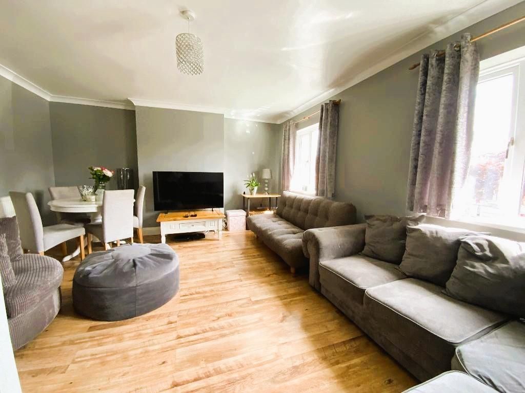 Property photo 3 of 13 Living Room 17'1 x 10'3