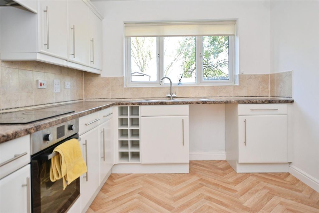 Property photo 3 of 19 Kitchen