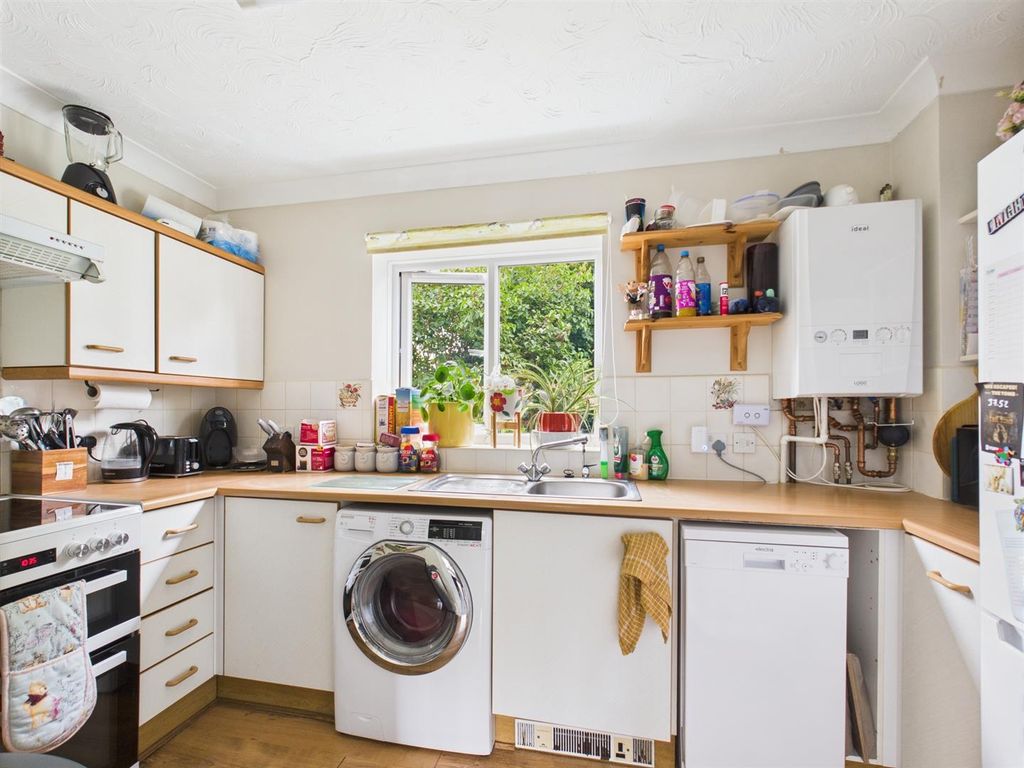 Property photo 3 of 8 Kitchen: