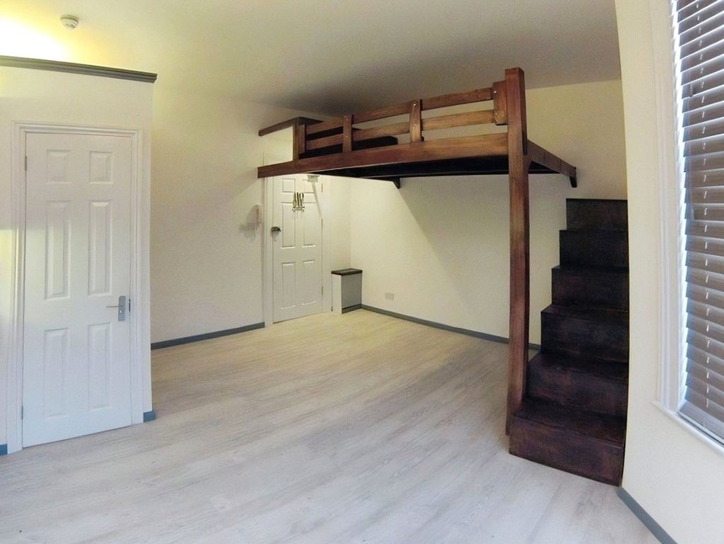 Property photo 2 of 5 Spacious Room