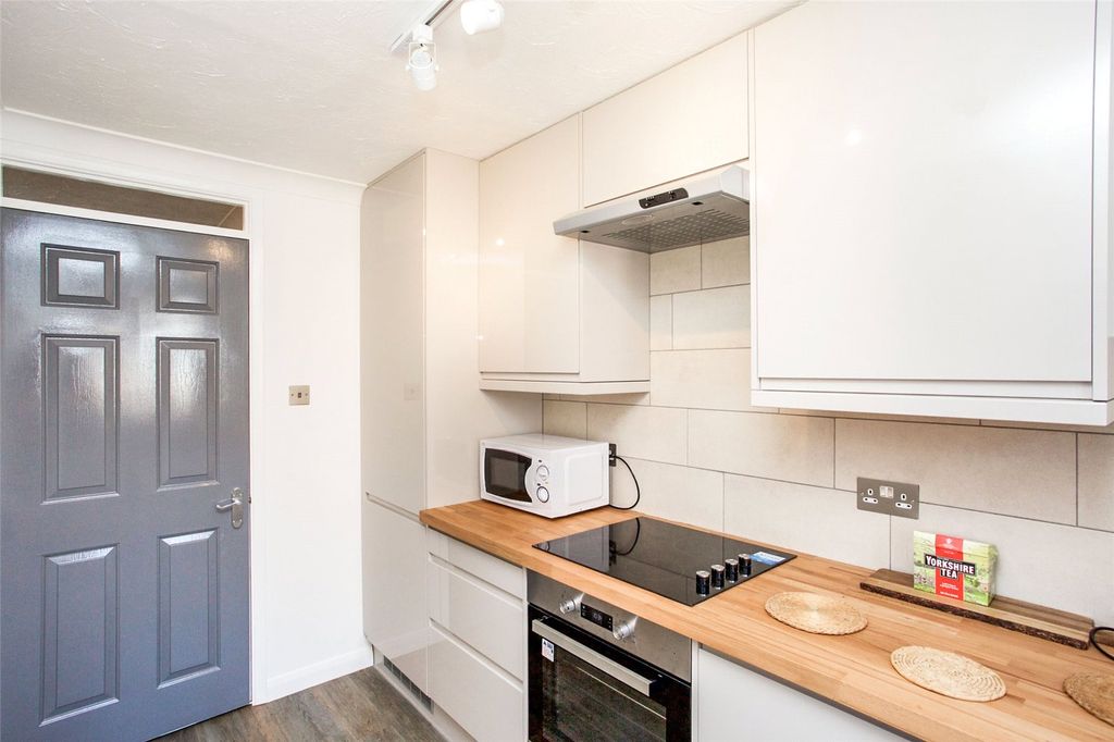 Property photo 3 of 11 Kitchen