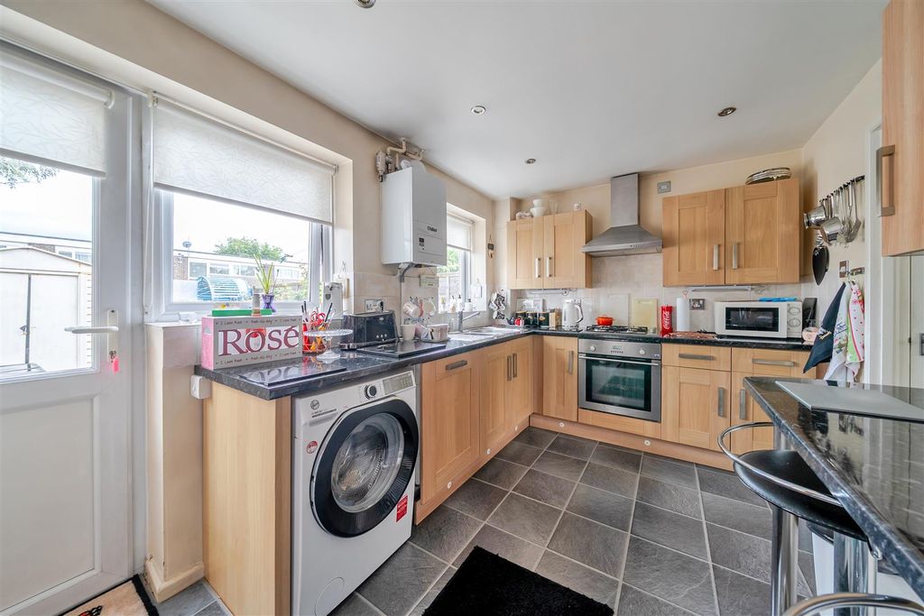 Property photo 2 of 11 Kitchen