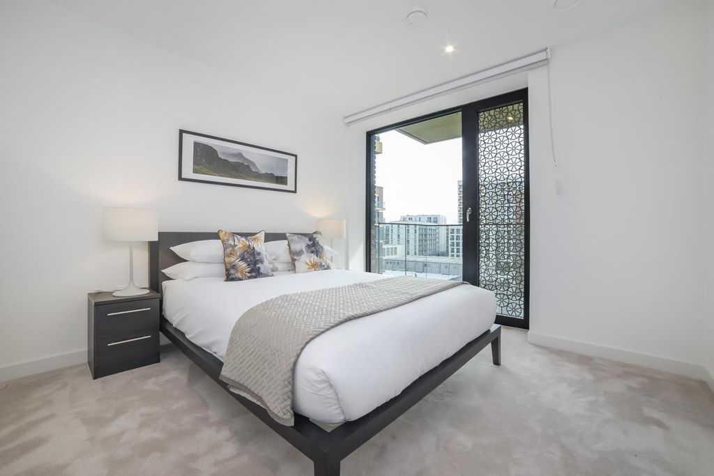 Property photo 3 of 7 Bedroom (Main)