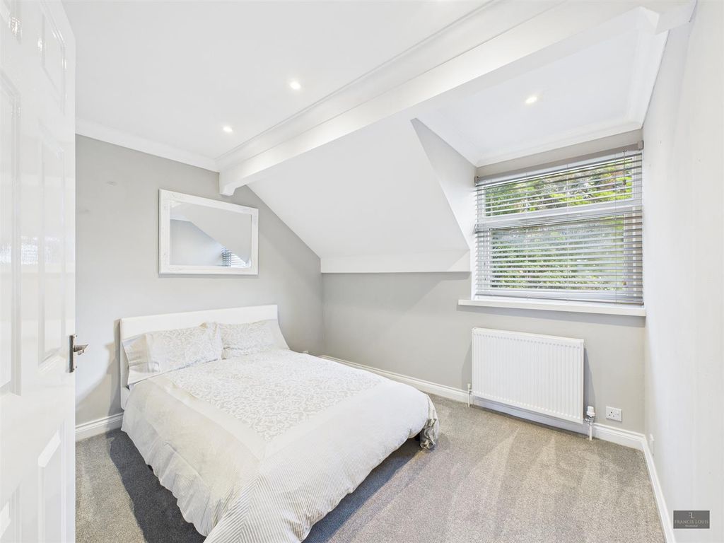 Property photo 3 of 16 Cam02887G0-Pr0560-Still021.Jpg