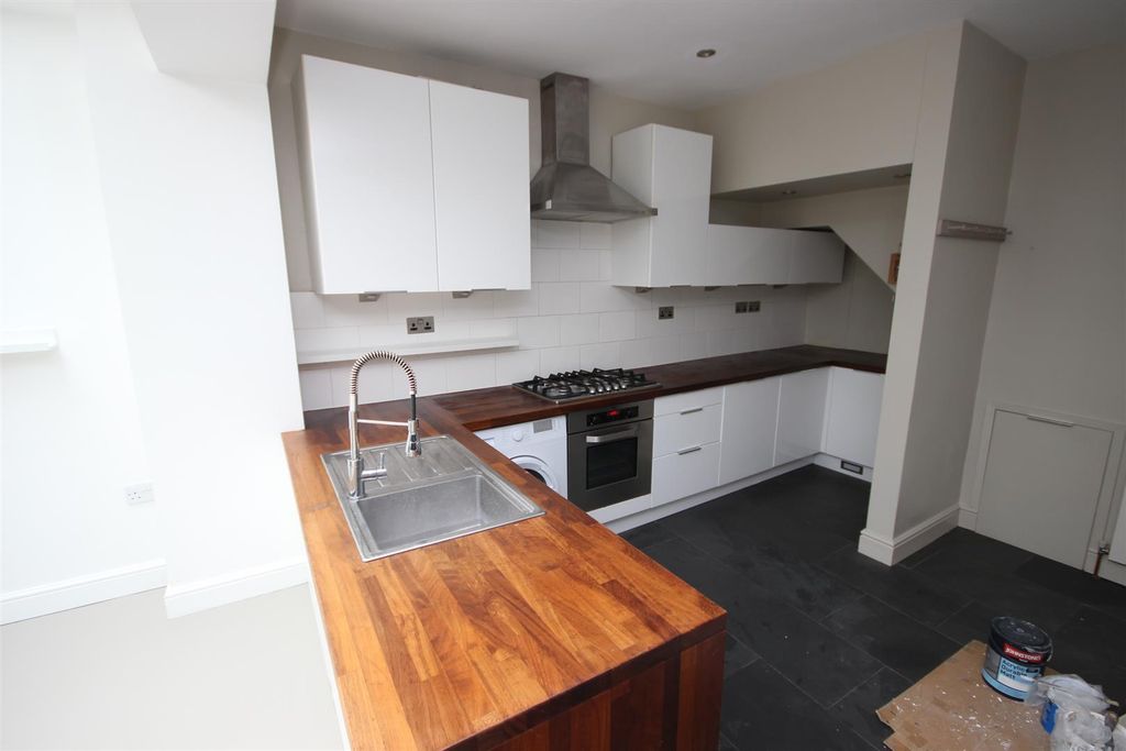 Property photo 3 of 10 Kitchen.Jpg