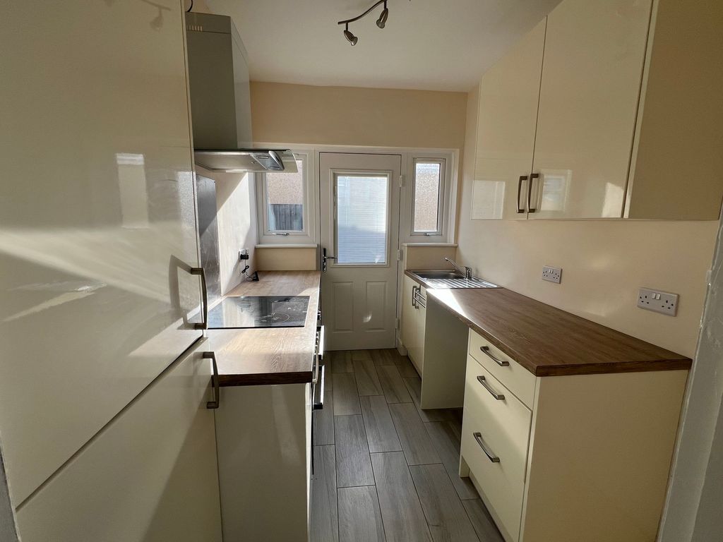 Property photo 2 of 8 Kitchen