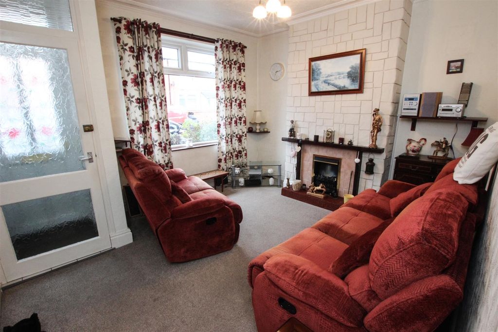 Property photo 2 of 13 Lounge