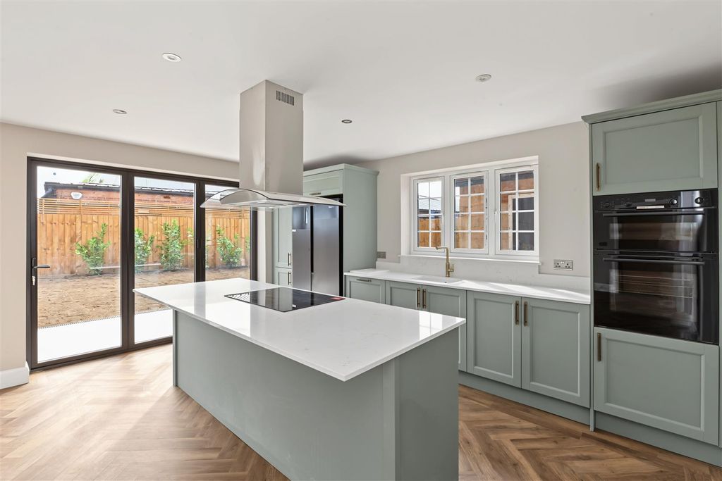 Property photo 3 of 17 Farmhouse-Close-21.Jpg
