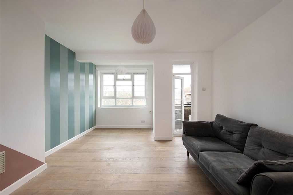 Property photo 1 of 9 Gascoyne Road, E9