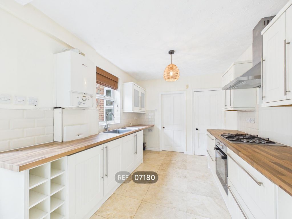 Property photo 3 of 18 Kitchen
