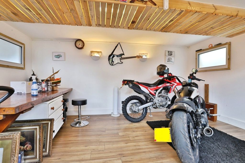 Property photo 3 of 17 Outbuilding