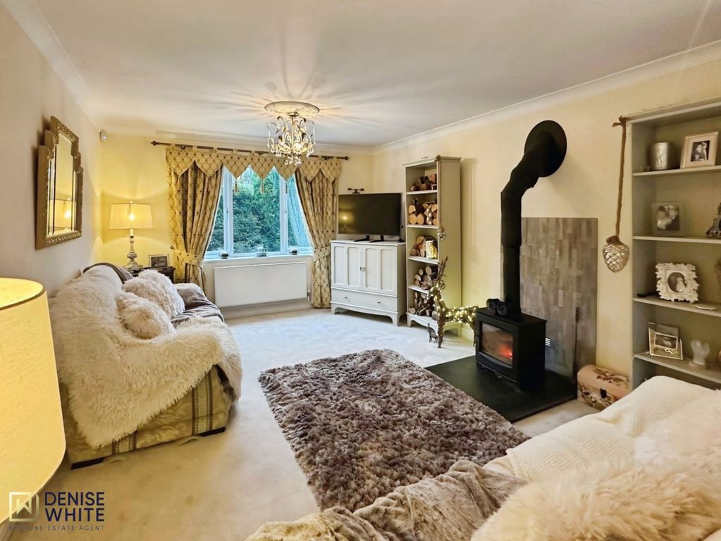 Property photo 3 of 35 Lounge