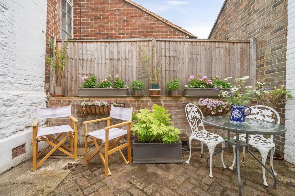 Property photo 3 of 18 Courtyard
