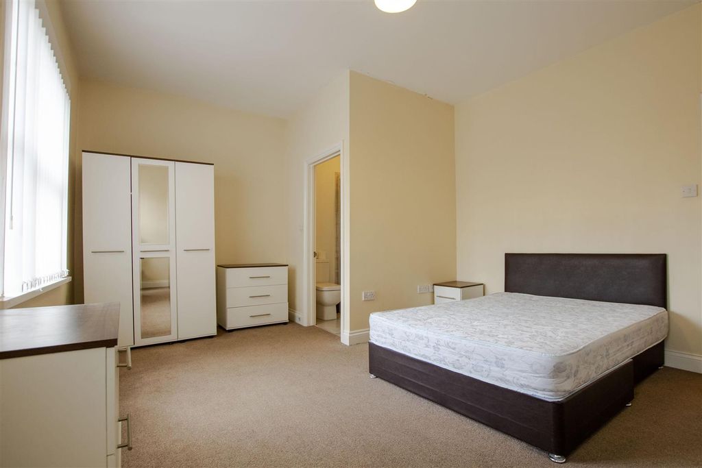 Property photo 2 of 8 Approach