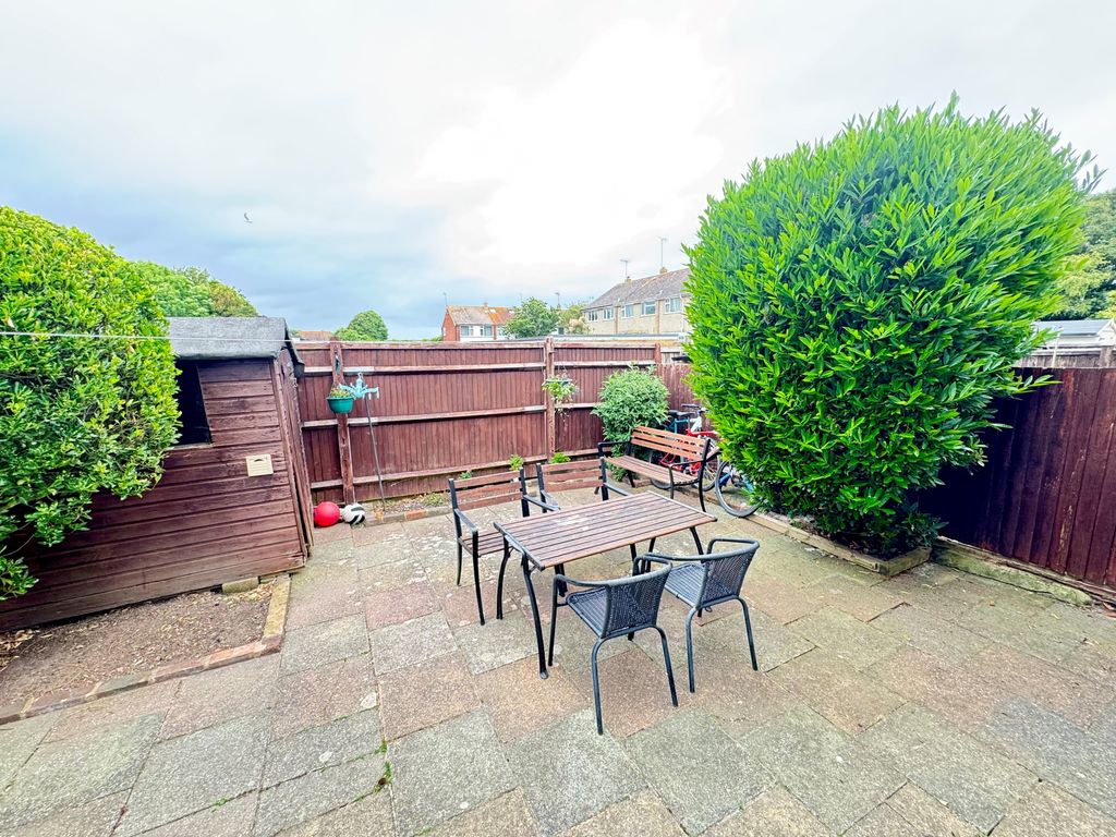 Property photo 3 of 9 4 Maple Walk Garden